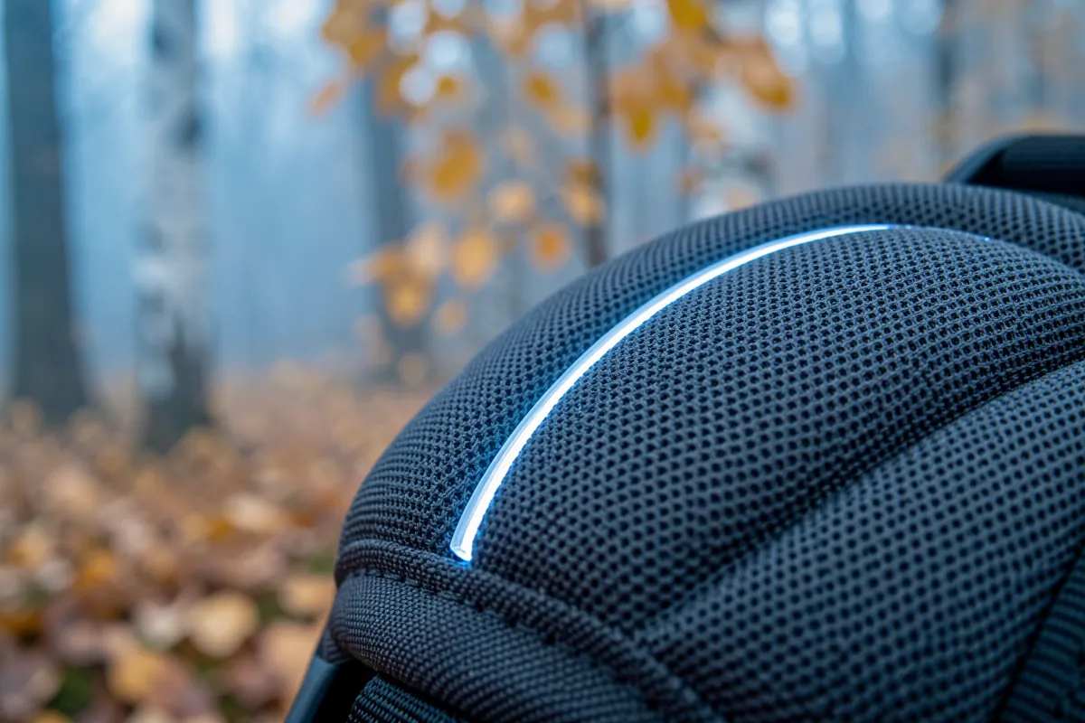 Gros plan macro sur le textile technique et la bande lumineuse d'un harnais pour chien.